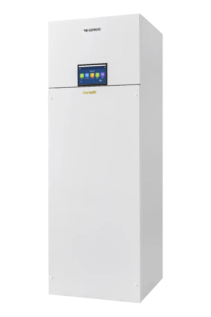 En vit rektangulär HVAC-enhet med en digital display med ikoner i den övre delen visar dess effektivitet. Varumärket "GREE" och modellen "Versati" är synliga, vilket framhäver dess roll som en sofistikerad luftvärmepump för moderna klimatkontrolllösningar.