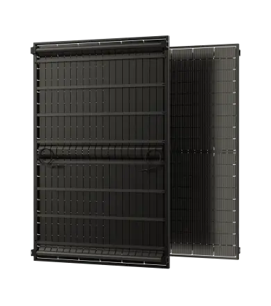 Två svarta solhybrider-solpaneler, den ena framför den andra, visar synliga rutmönster och anslutningskablar på ytan, isolerade mot en transparent bakgrund.