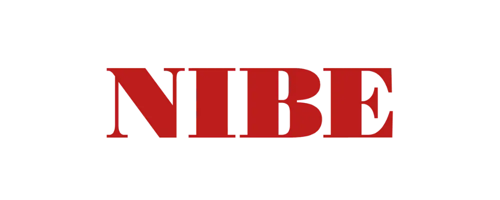 Bilden visar ordet "NIBE" i feta, versala, röda bokstäver på en ljusgrå bakgrund, vilket framhäver varumärkets fokus på fotonisk teknik och energieffektivisering inom värmepumpslösningar.