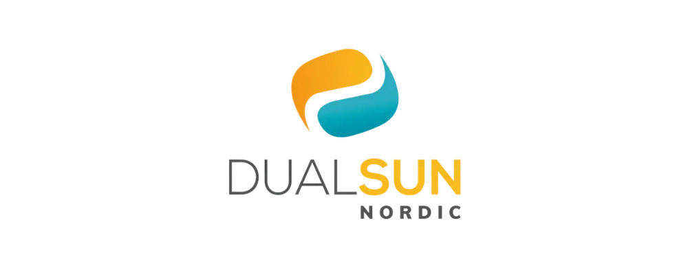 Bilden visar DualSun Nordics logotyp, med en abstrakt gul och blå symbol ovanför orden "DUALSUN" (med "DUAL" i svart, "SUN" i gult), som framhäver solceller, och "NORDIC" i mindre grå bokstäver nedanför.