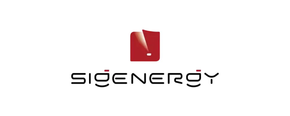 En röd abstrakt logotyp sitter ovanför "Sigenergy", skrivet i ett modernt, stiliserat svart teckensnitt med små röda kvadratiska accenter på bokstäverna "I", "E" och "G". Designen för tankarna till ENERGIEFFEKTIVISERING på en ljusgrå bakgrund.