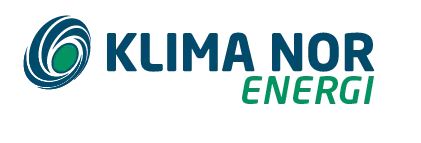 Logotypen har en blå och grön virvelgrafik till vänster, med "KLIMA NOR" i mörkblått och "ENERGI" i grönt till höger, mot en ljusgrå bakgrund - vilket framhäver innovation inom ENERGIEFFEKTIVISERING och fotoniska lösningar.