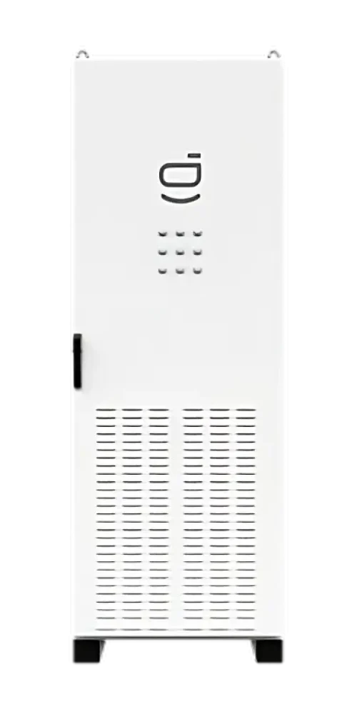 Ett högt, vitt metallskåp med ventilerad frontpanel, ett svart handtag till vänster och en enkel logotyp och små fyrkantiga ventilationsspringor nära toppen – perfekt för solceller för företag. Skåpet står mot en svart bakgrund.
